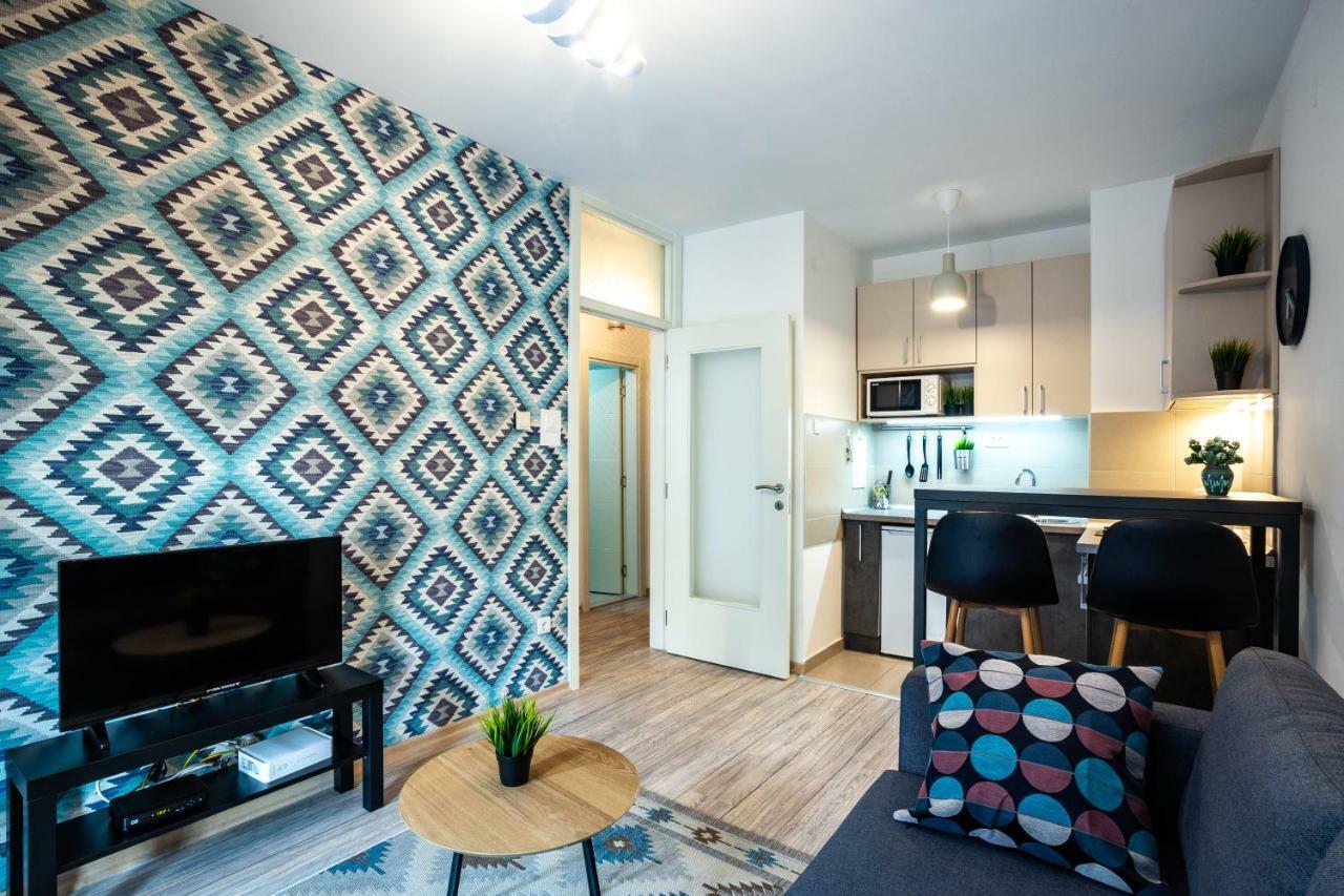 Modern Naive Downtown With Free Private Garage-Fast Wi-Fi Lägenhet Novi Sad Exteriör bild