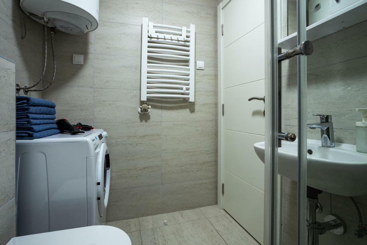 Modern Naive Downtown With Free Private Garage-Fast Wi-Fi Lägenhet Novi Sad Exteriör bild